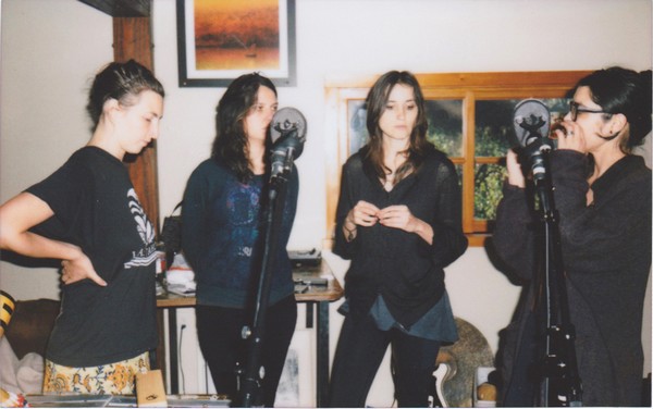 Wir sind Frauen und wollen nicht als unattraktiv gelten – Warpaint im Interview